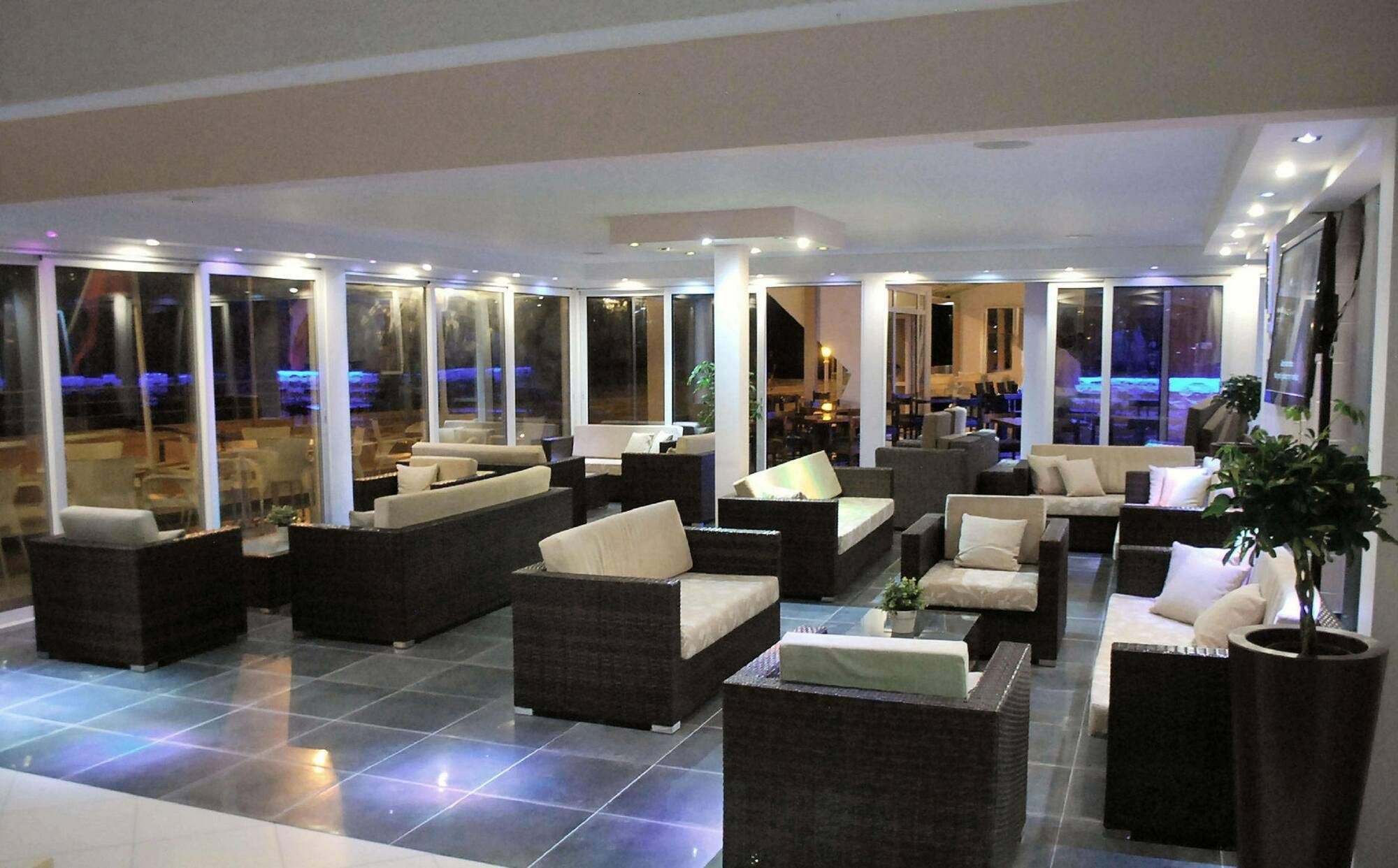 Mackenzie Beach Hotel Larnaca Exterior photo
